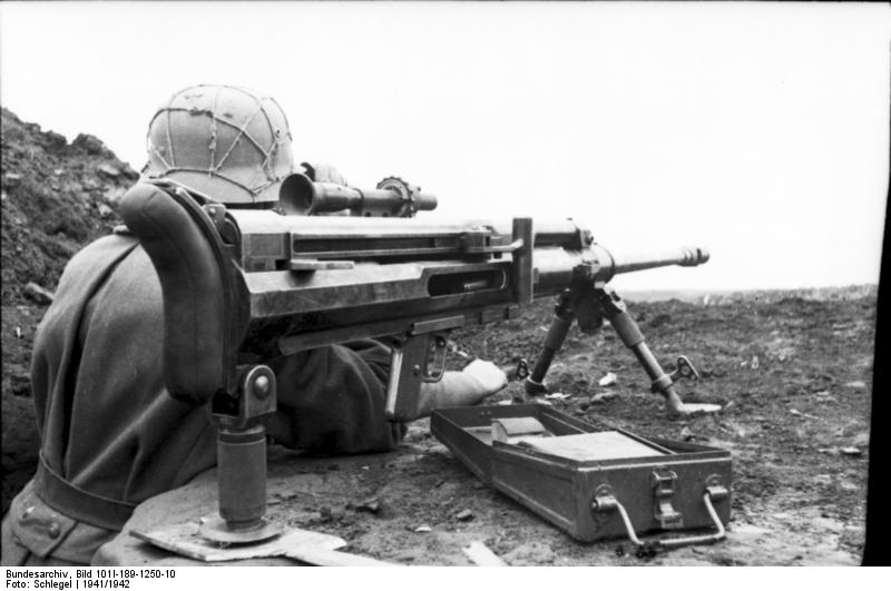 1941. Magyar honvéd Solothurn S–18 per 100 páncéltörő puskával a keleti fronton..jpg