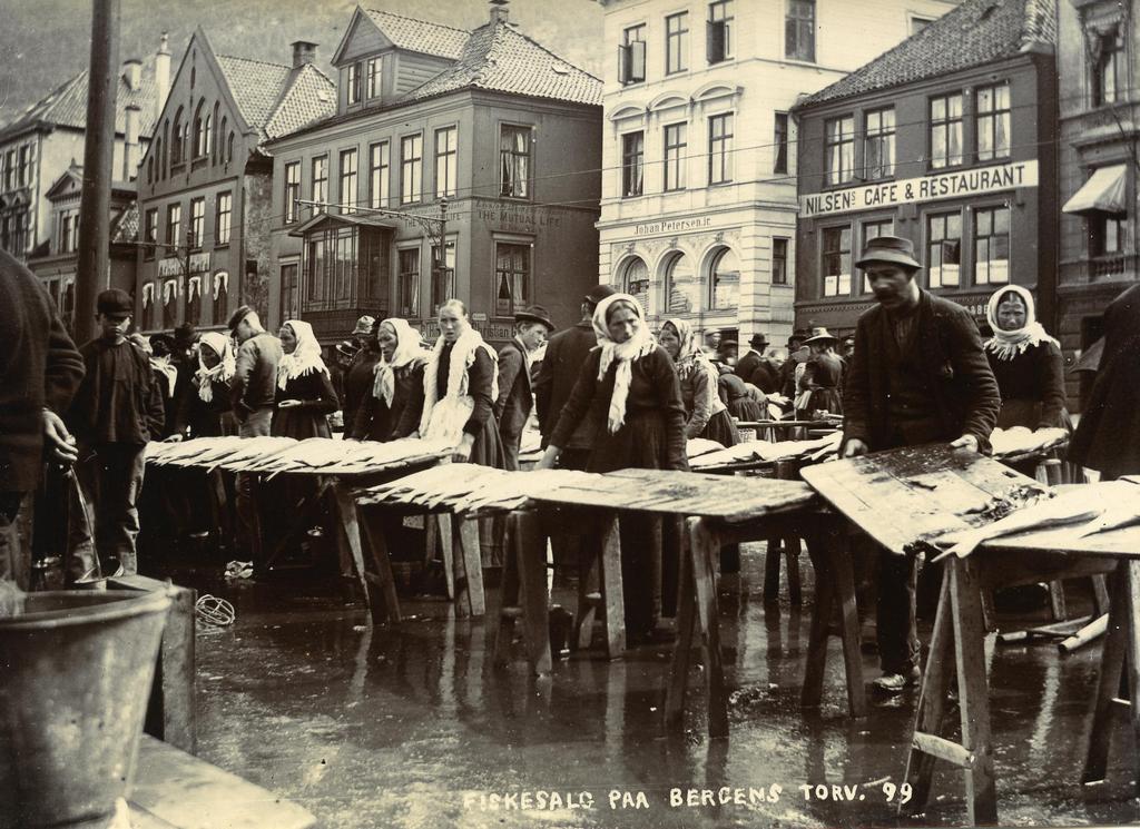 1895_the_fish_market_in_bergen_norway.jpg
