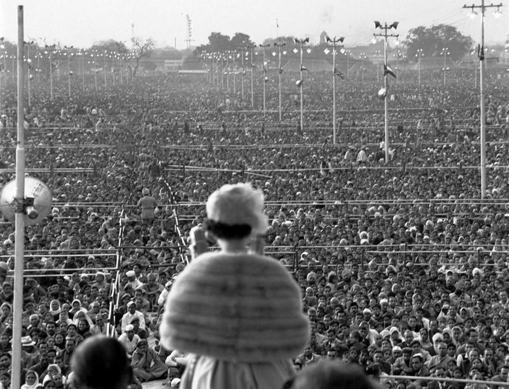 1961_queen_elizabeth_ii_addresses_a_vast_gathering_of_more_than_a_quarter_of_a_million_in_india.jpg