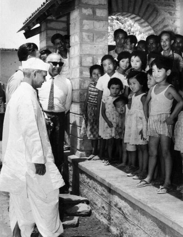 1963_indian_prime_minister_bahadur_shastri_meets_with_chinese_indians_who_were_detained_and_rounded_up_following_the_end_of_the_1962_sino-indian_war_at_deoli_internment_camp.jpg
