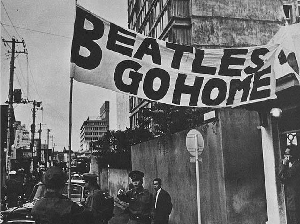 1966_anti-beatles_protests_held_by_conservative_japanese_around_tokyo_hilton_hotel_where_the_beatles_stayed.jpg