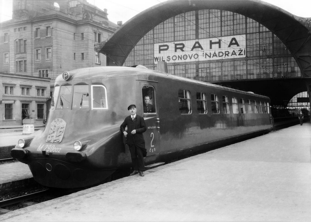 1936_slovak_bullet_train_slovenska_strela_after_its_first_ride_from_bratislava_to_prague.jpg