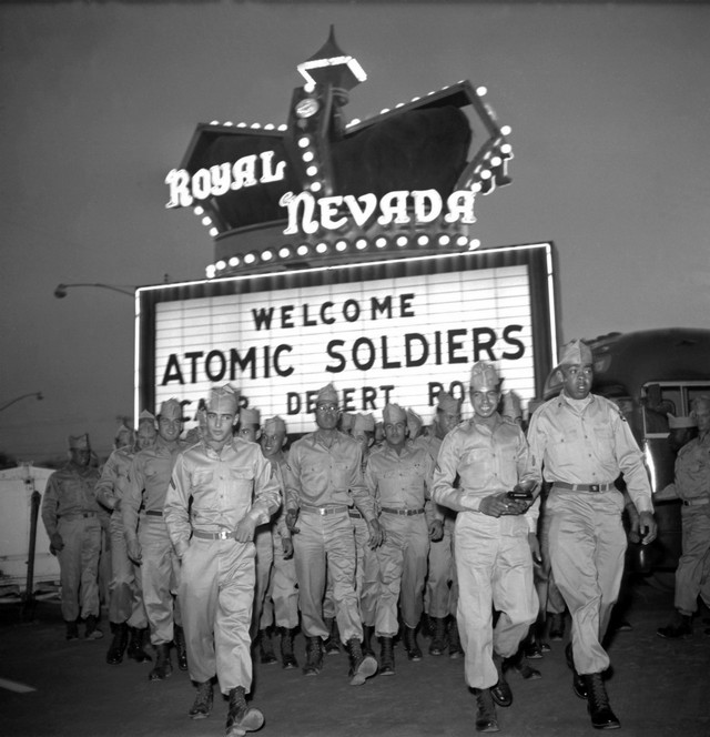 1950-es_evek_nevada_test_site_forces_relaxing_on_a_military_leave_in_las_vegas.jpg