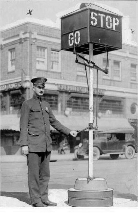 1922_a_traffic_officer_with_a_manually_operated_traffic_signal_philadelphia.jpg