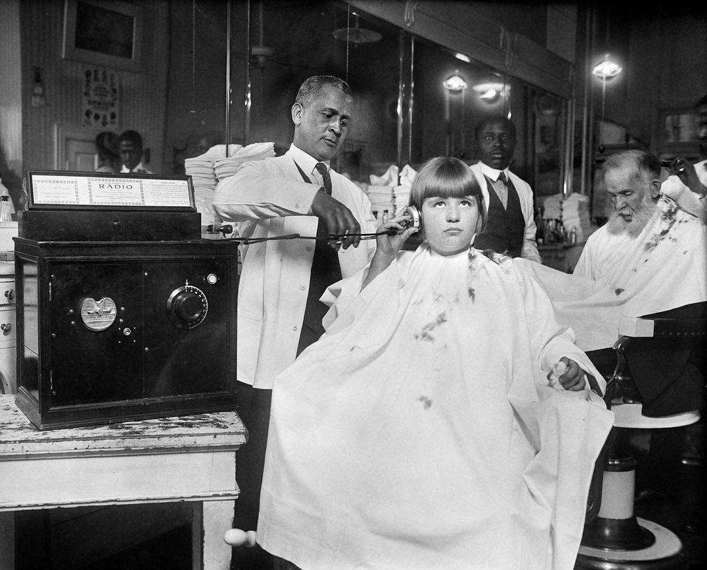 1924_coin-op_radio_at_a_barbershop_washington.jpg
