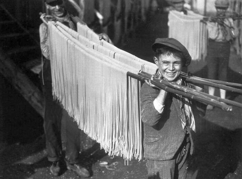 1929_drying_the_pasta_in_italy.jpg