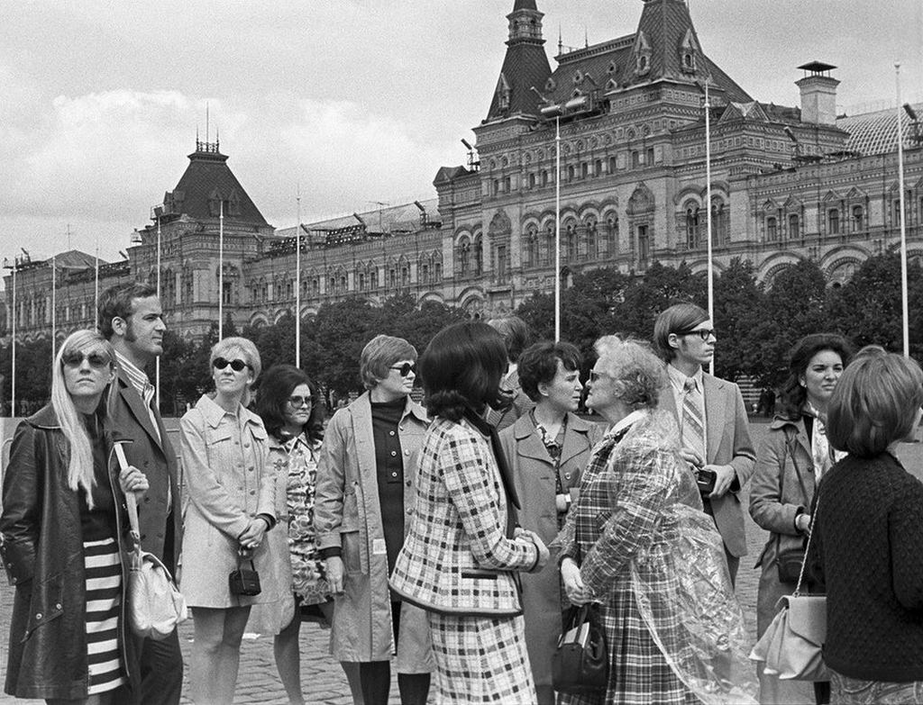 1972_american_tourists_in_moscow_ussr.jpg