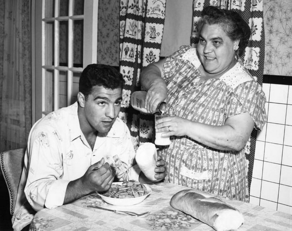 1950_boxing_legend_rocky_marciano_with_his_mom_pasqualina.jpg