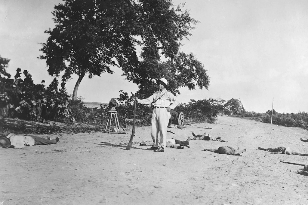 1915_a_soldier_poses_with_dead_haitian_rebels_during_the_american_occupation_of_haiti.jpg