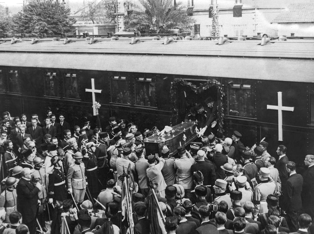 1934_the_coffin_of_king_alexander_1st_of_yugoslavia_is_hoisted_into_the_wagon_of_the_special_train_which_will_take_him_to_zagreb_split_yugoslavia.jpg