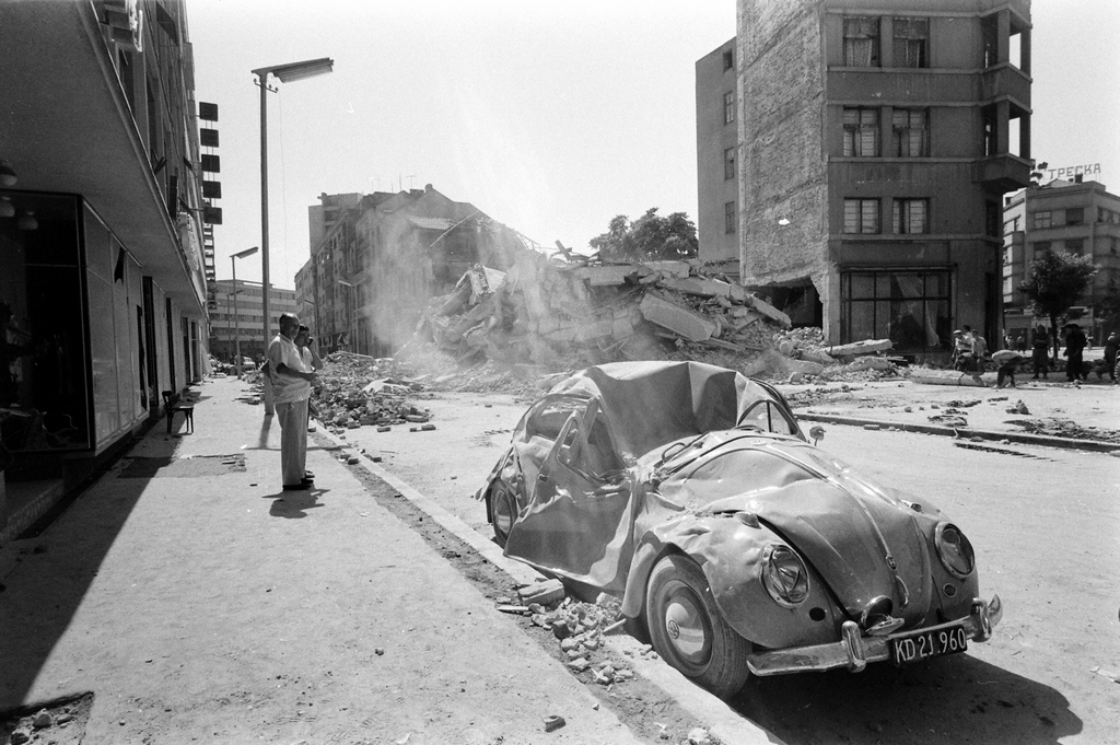 1963_volkswagen_damaged_in_earthquake_skopje_yugoslavia.png