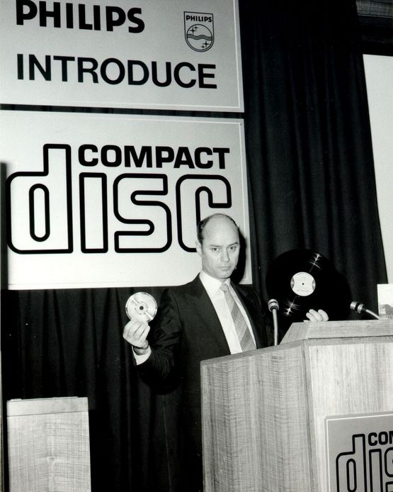 1979_in_a_collaboration_with_sony_joop_sinjou_of_philips_introduces_the_compact_disc_to_the_world.jpg