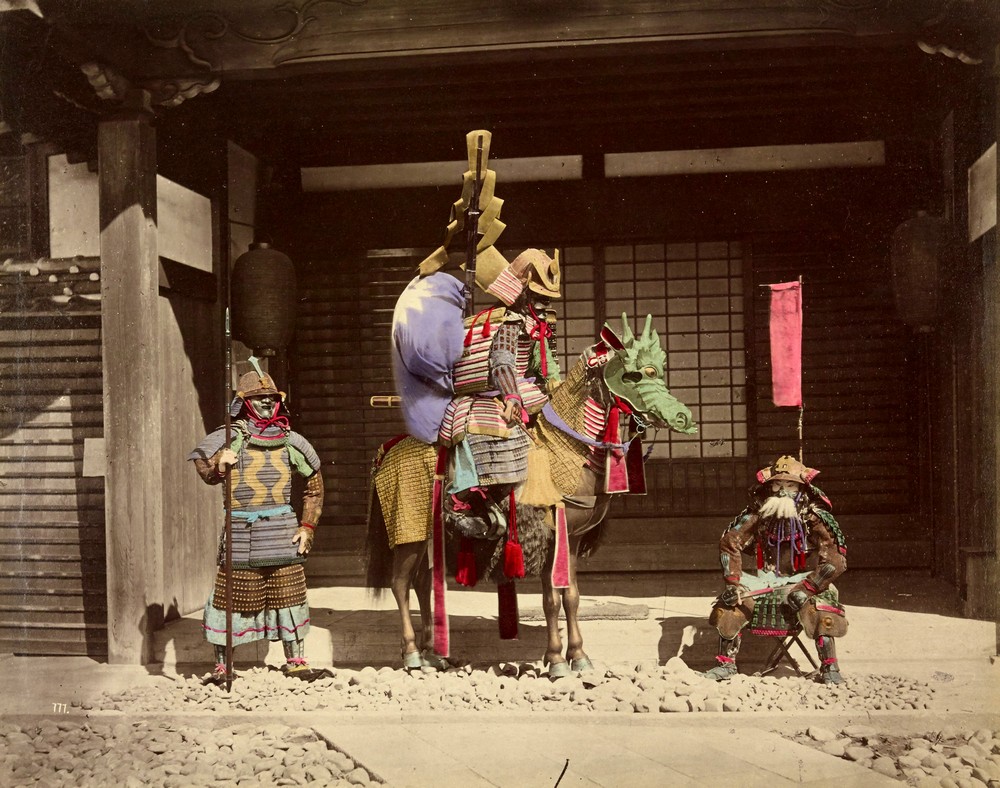 1878. Harcosok a háború istenének templománál. Vízfestékkel, utólag színezett kép..jpg
