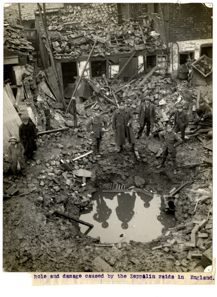 1915. Német léghajó által ledobott bomba okozta kár valahol Angliában..jpg