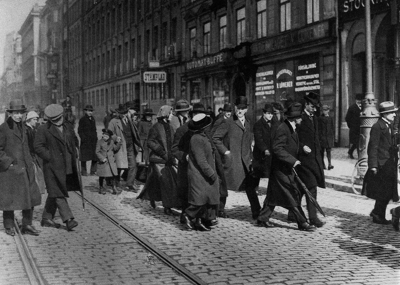 1917. Lenin Stockholmban (jobbra esernyővel) svéd szocialistákkal tárgyal..jpg