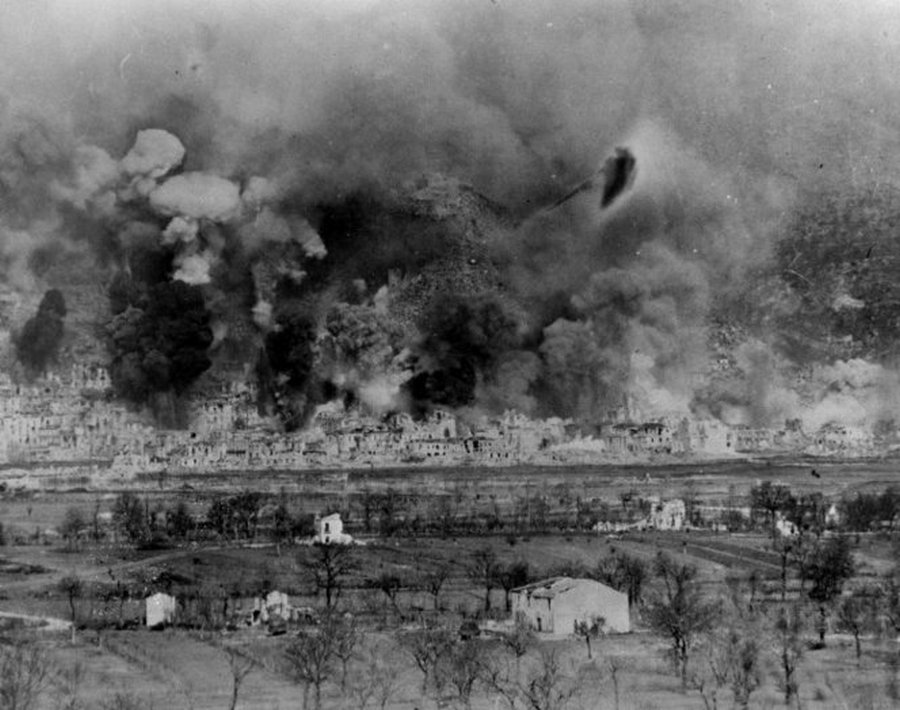 1944. március 15. Cassino bombázása..jpg