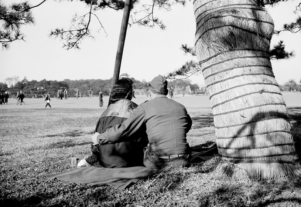 1946. Amerikai katona és egy japán lány a tokiói Hibiya parkban, alig nyolc hónappal Japán kapitulációja után..jpg