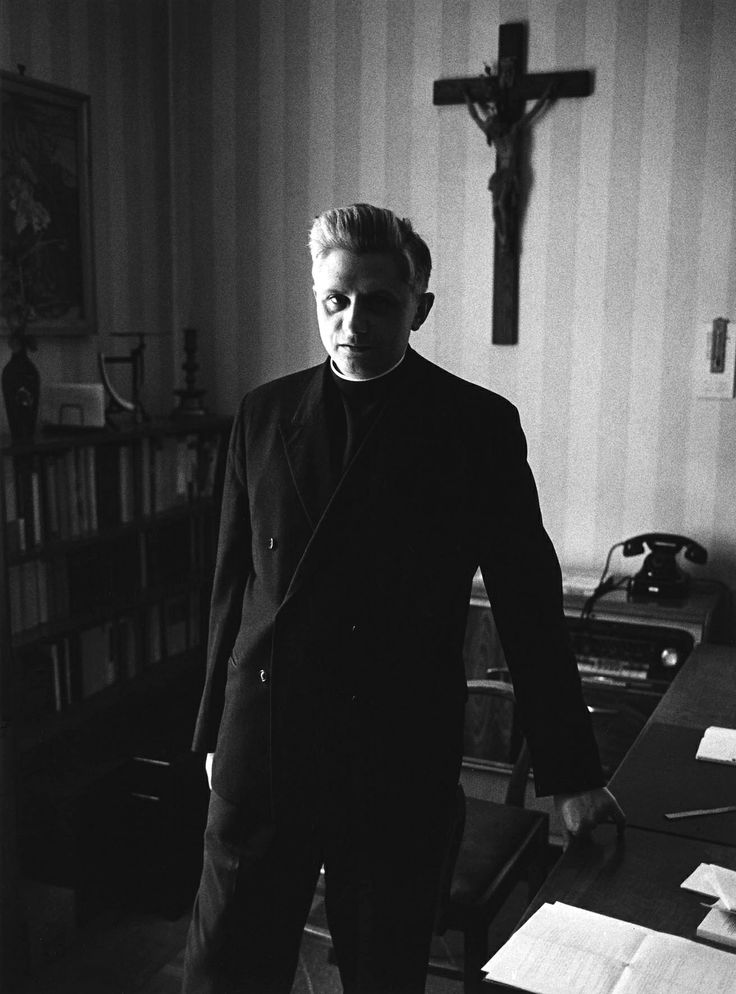 1965. A fiatal Josef Ratzinger a későbbi XVI. Benedek pápa..jpg