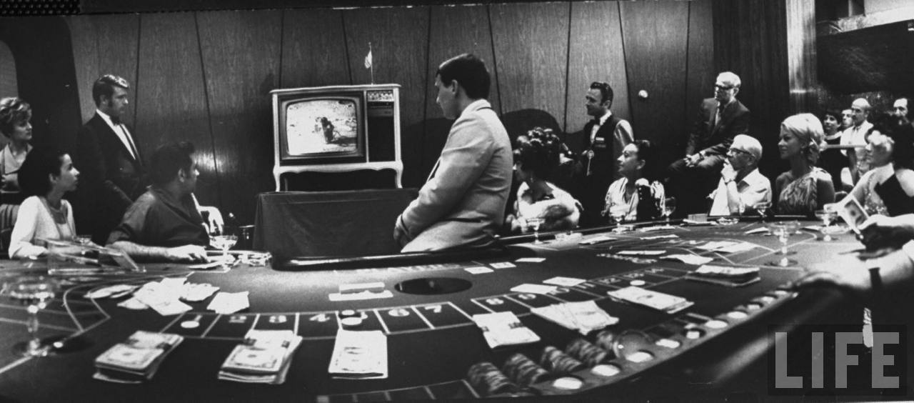 1969. A szerencsejátékot is abbahagyták a las vegasi Dunes hotelben, hogy figyelhessék a holdraszállás pillanatait..jpg