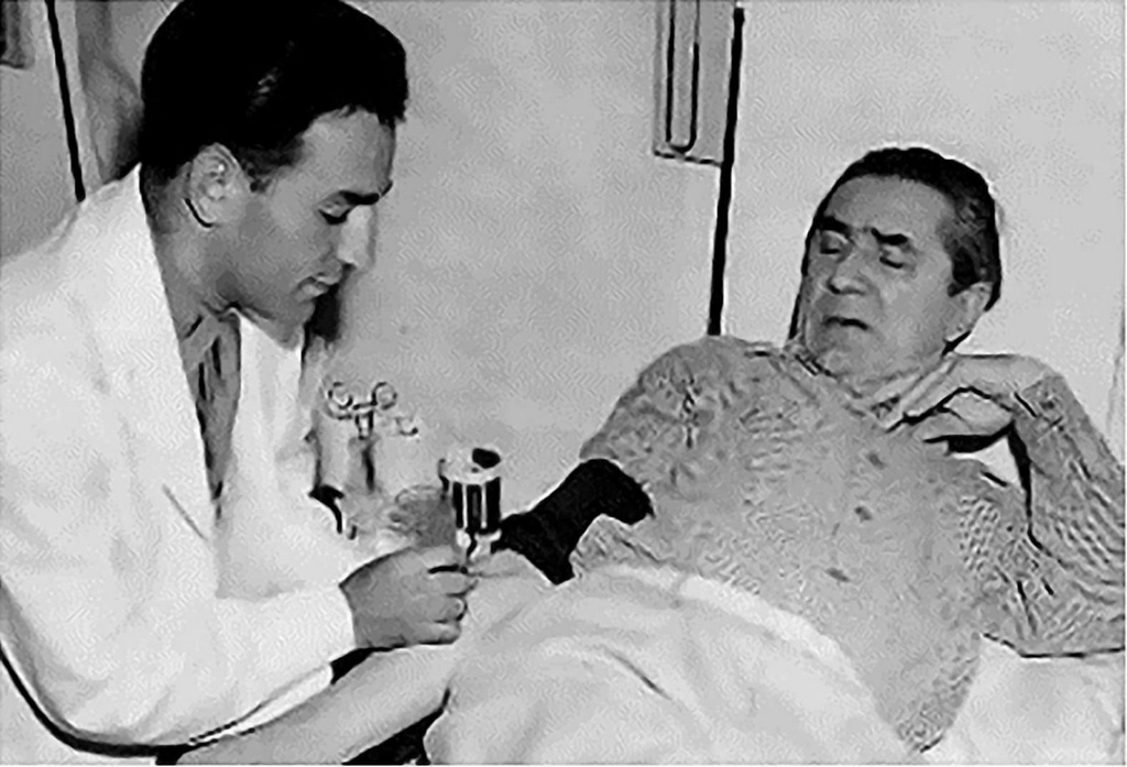 1943_bela_lugosi_classic_dracula_actor_donating_blood_to_the_red_cross.jpg