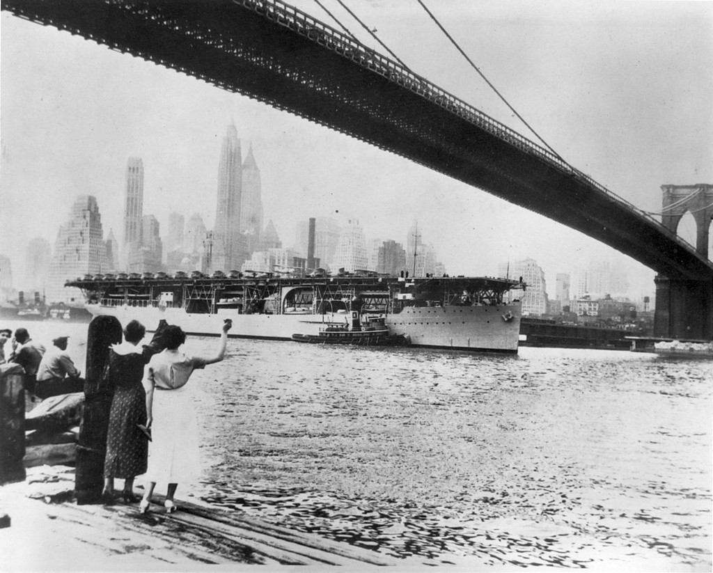 1934_the_u_s_navy_aircraft_carrier_uss_langley_cv-1_under_the_brooklyn_bridge_in_new_york_city.jpg