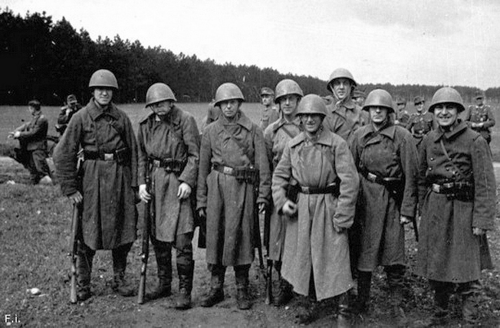 1941_a_brandenburg_800_kulonleges_egyseg_katonai_a_voros_hadsereg_ruhajaban_esztorszag.jpeg