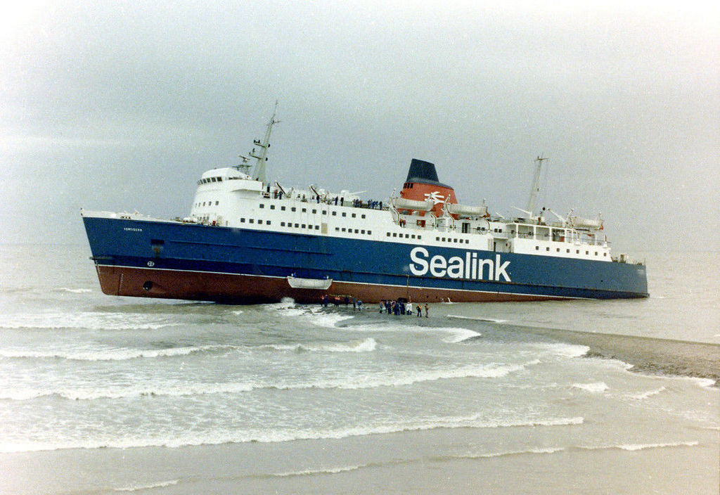 1982_sealink_ferry_vortigern_beached_in_ostend.jpg
