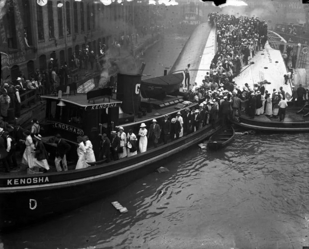 1915_rescuing_passengers_from_the_capsized_liner_ss_eastland_chicago_river_chicago_sinking_claimed_at_least_844_lives.jpg