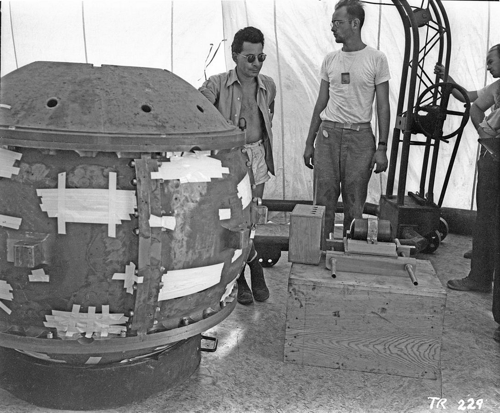 1945_nyara_manhattan_project_engineers_preparing_the_gadget_for_the_first_nuclear_detonation_the_trinity_test_louis_slotin.png