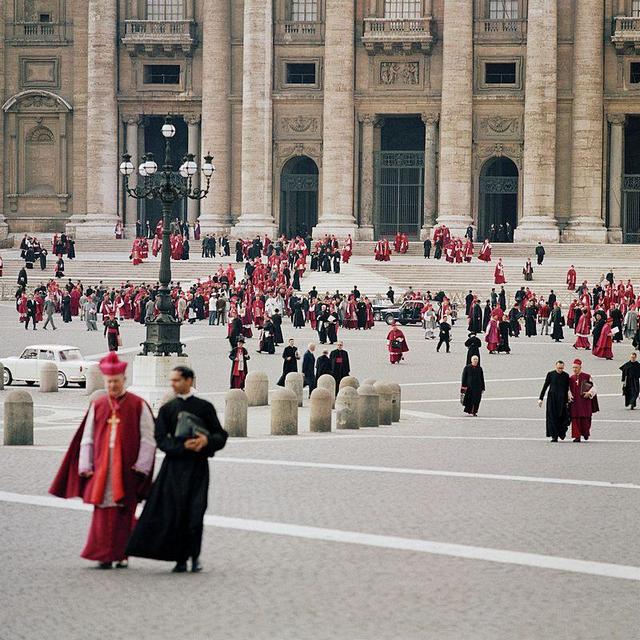 1963_church_council_fathers_with_their_secretaries_leaving_st_peters_basilica_during_the_second_vatican_council.jpg