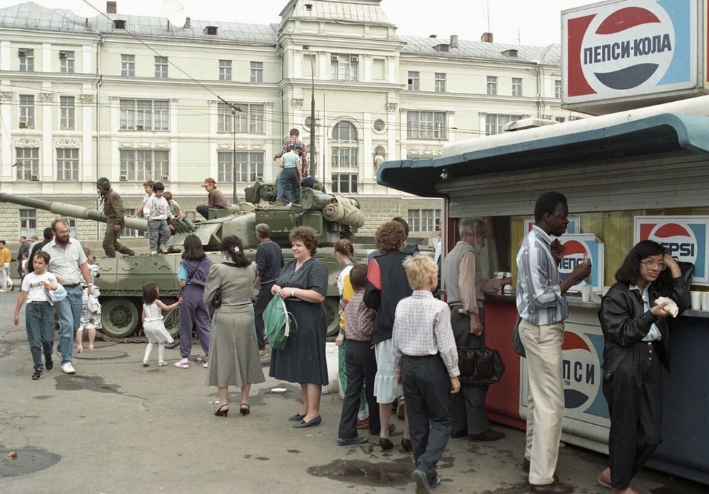 1991_moszkva_t-80-as_tank_az_utcan_az_augusztus_19-i_puccs_napjan.jpg