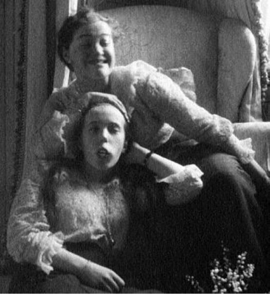 1917_anastasia_and_maria_romanov_making_faces_at_their_camera.jpg