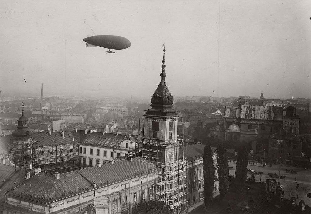 1926_polish_military_airship_lech_over_warsaw.jpg
