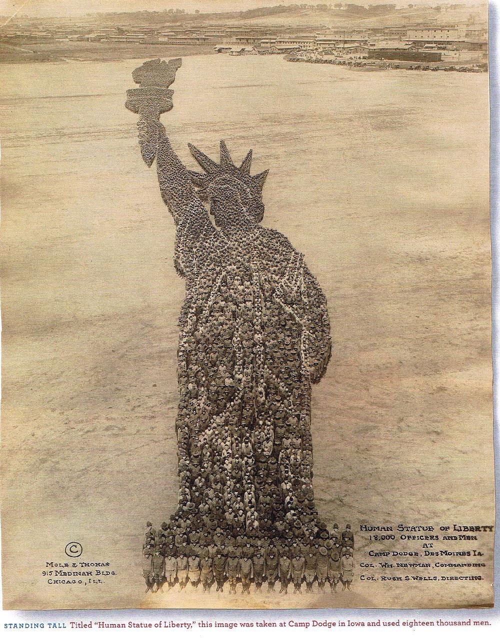 1918. Ford Dodge, Iowa. 18 ezer katona formázza a Szabadság szobrot..jpg