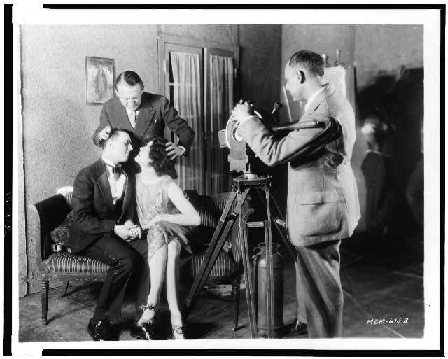 1927. Edmund Goulding az MGM igazgatója segít a színészeknek egy csókjelenetnél..jpg