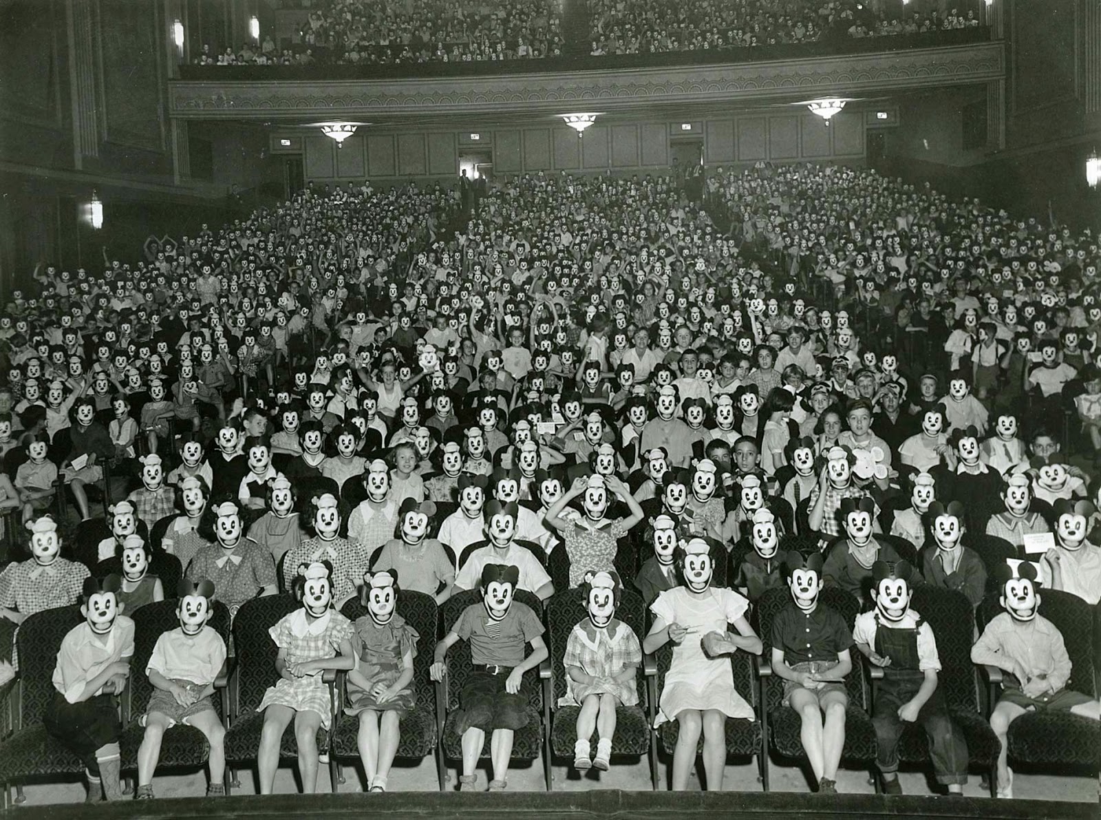 1930-as évek. A Miki egér klub korai találkozója..jpg