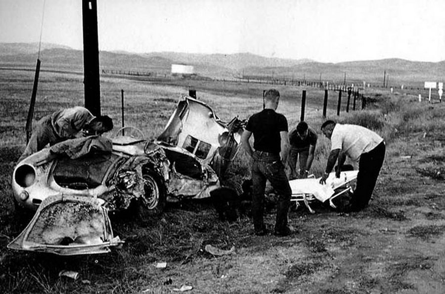 1955. James Dean halálos balesete után az összetört Porsche 550 mellett az akkor már halott színésszel együtt utazott Rolf Wütherich-et teszik hordágyra a mentők..jpg