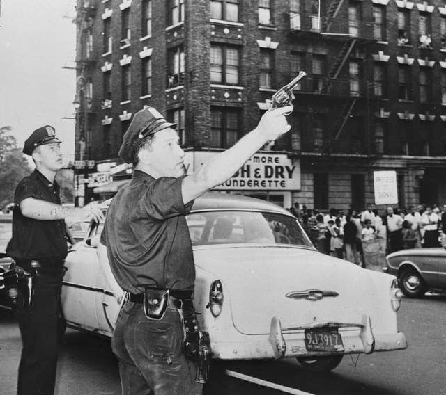 1961. New York. Két rendőr vesz részt egy utcai gang tagjainak üldözésében..jpg