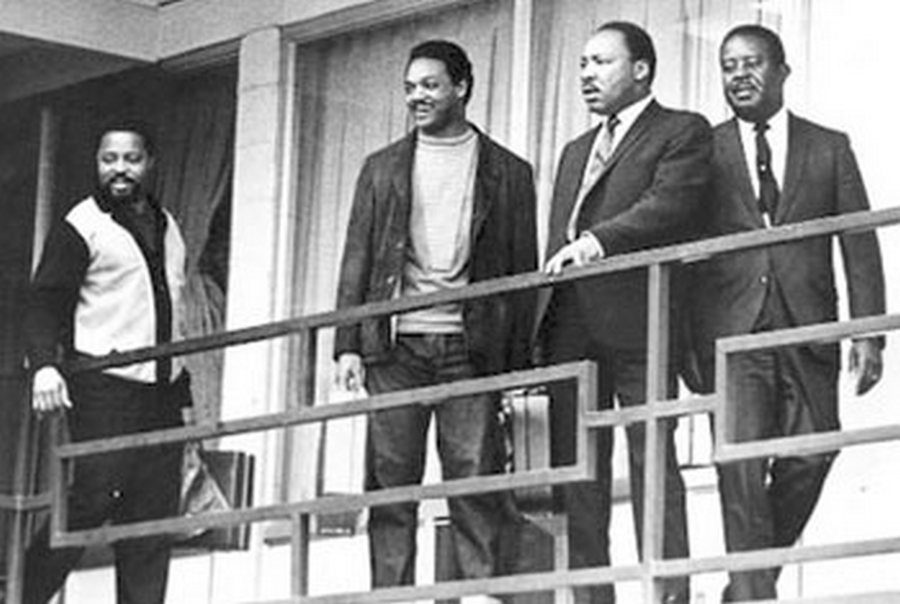 1968. Jesse Jackson, Dr. Martin Luther King, Jr., Hosea Williams és Ralph Abernathy a Lorraine Motel folyosóján Memphis-ben. Kevesebb, mint 24 óra múlva ugyanitt lőtték le Kinget..jpg