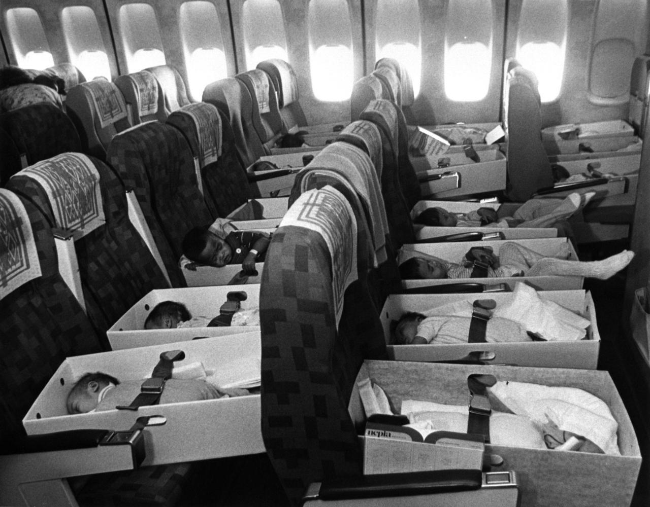 1975. A Babylift művelet keretében Vietnámból repülőn Los Angelesbe menekített újszülöttek..jpg
