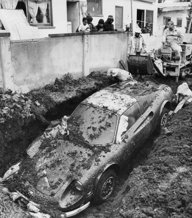 1978. Lopott Ferrari Dino 246 GTS kihantolása Los Angelesben. Az autó négy évet töltött a föld alatt, de jelenleg is működik..jpg