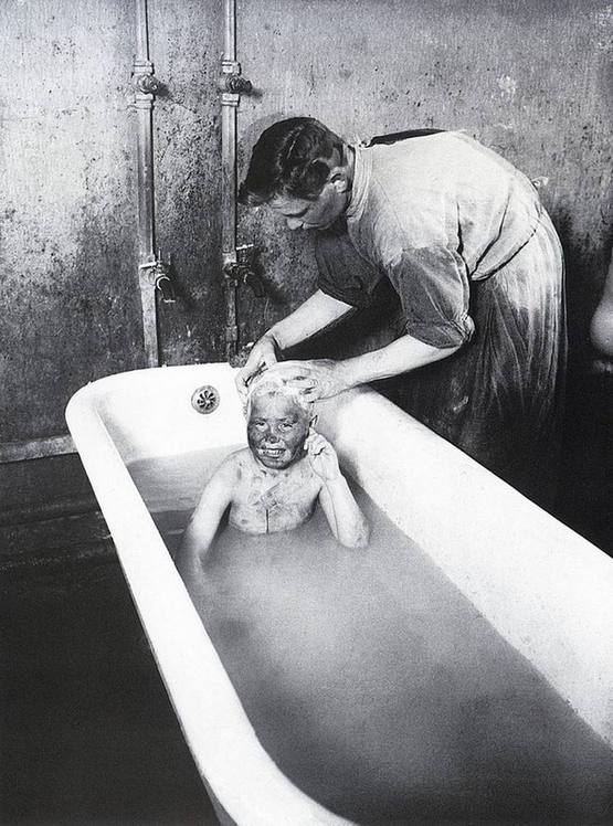 1927_bathing_homeless_children_moscow.jpg