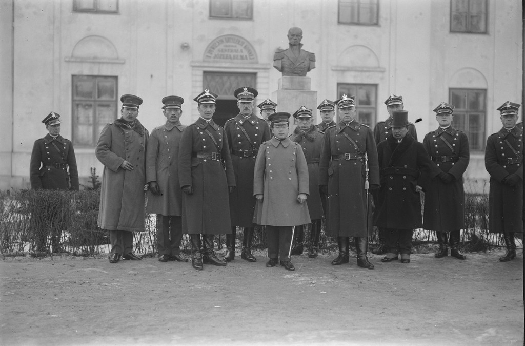 1927_korean_crown_prince_yi_un_at_the_1st_horse_artillery_squadron_barracks_in_warsaw_poland.jpg