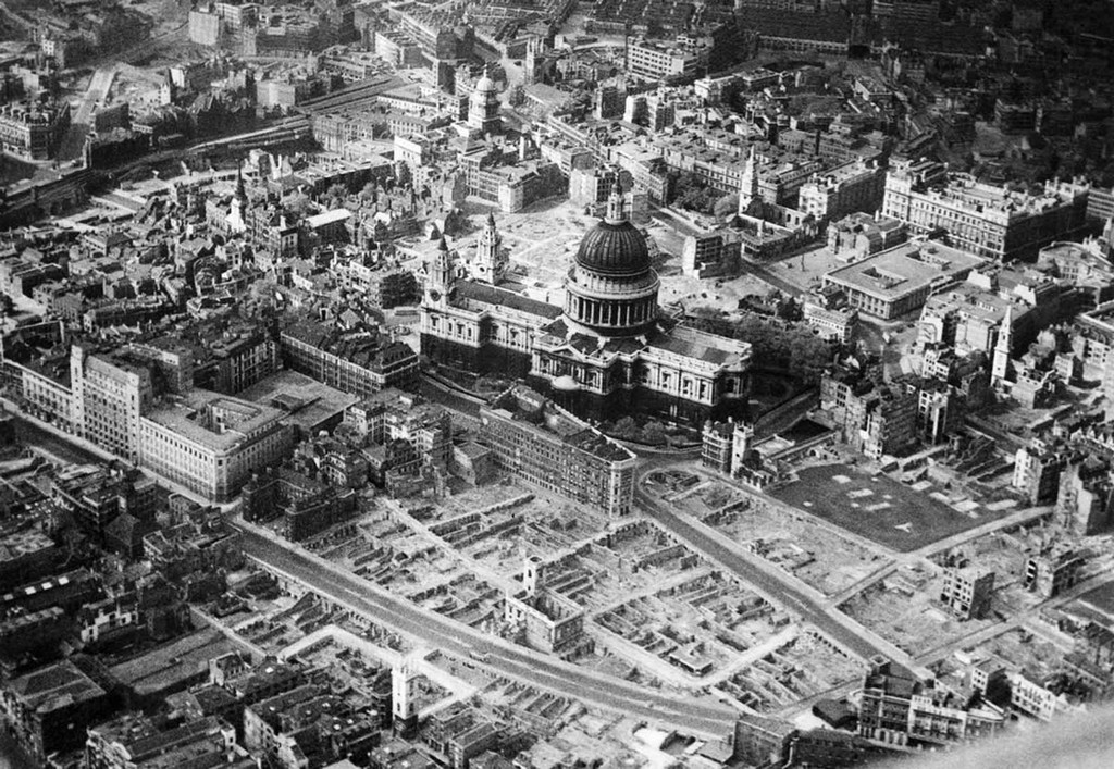 1945_05_00_aerial_view_of_the_city_of_london_around_st_paul_s_cathedral_showing_bomb-damaged_areas.jpg
