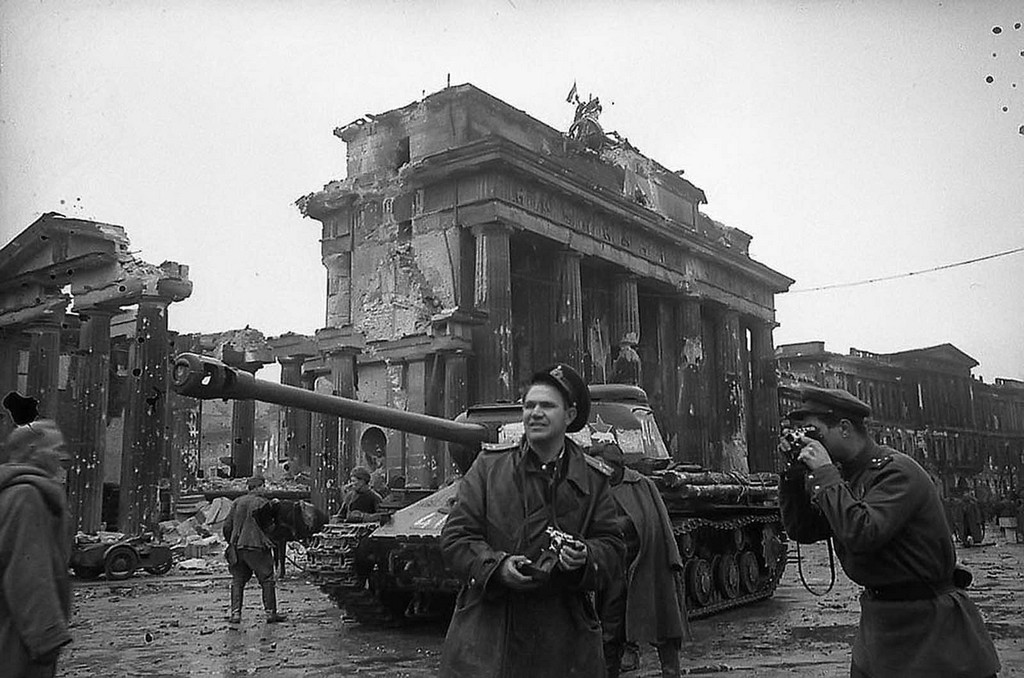 1945_05_15_red_army_photographer_yevgeny_khaldei_center_in_berlin_with_soviet_forces_near_the_brandenburg_gate.jpg