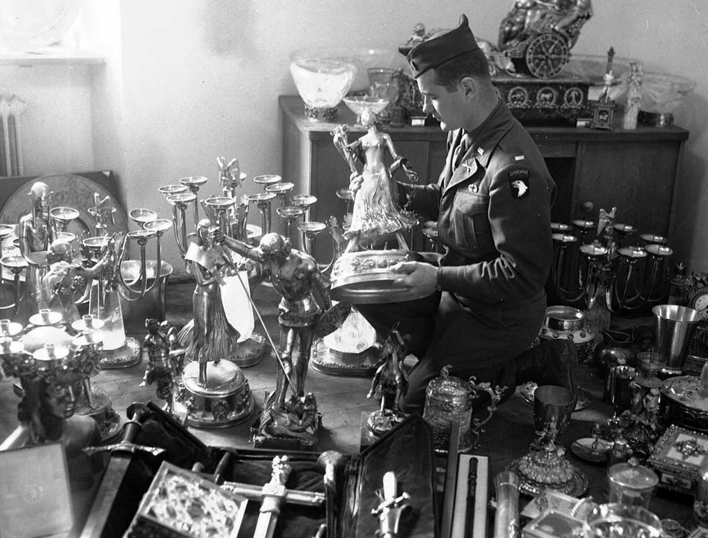 1945_05_26_a_u_s_soldier_examines_a_solid_gold_statue_part_of_hermann_goering_s_private_loot_found_by_the_7th_u_s_army_in_a_mountainside_cave_near_schonau_am_konigssee_germany.jpg