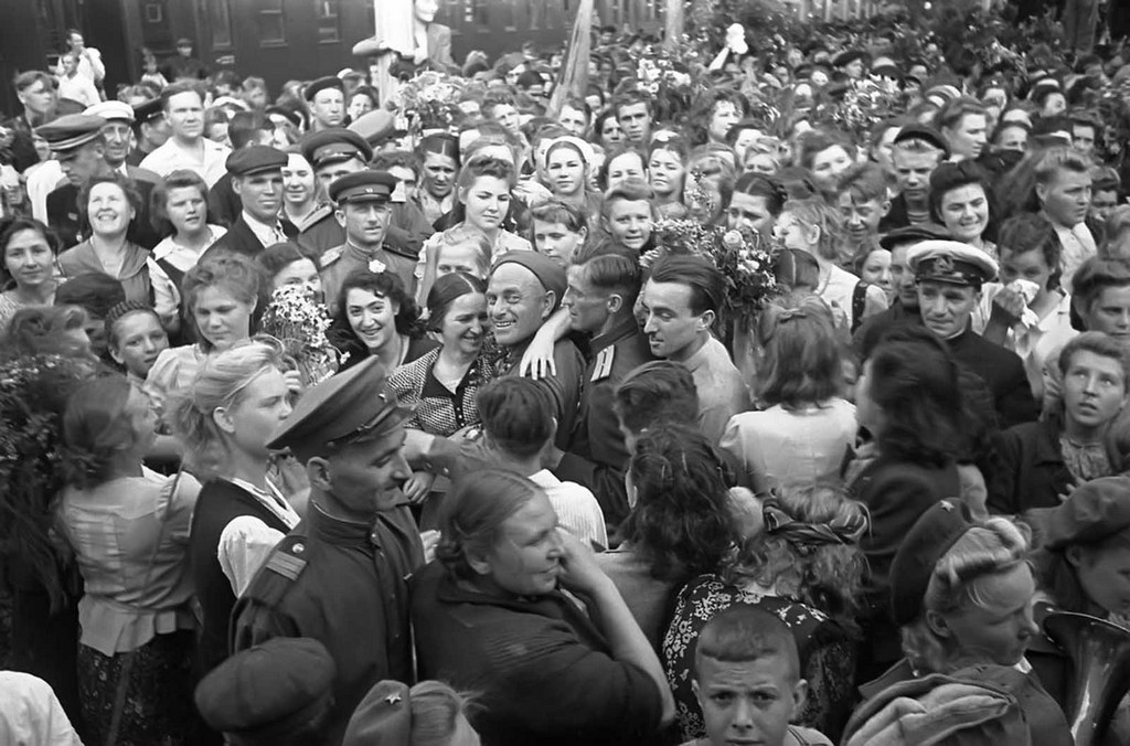1945_05_the_return_of_victorious_soviet_soldiers_at_a_railway_station_in_moscow.jpg