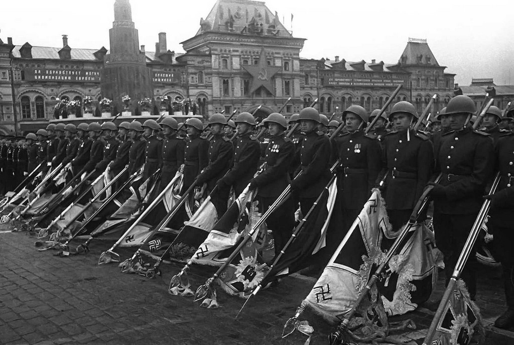 1945_06_24_soviet_soldiers_with_lowered_standards_of_the_defeated_nazi_forces_during_the_victory_day_parade_in_moscow.jpg