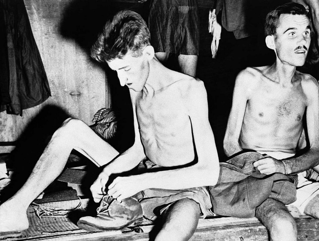 1945_09_11_allied_navy_prisoners_pack_their_meager_belongings_after_being_freed_near_yokohama_japan.jpg