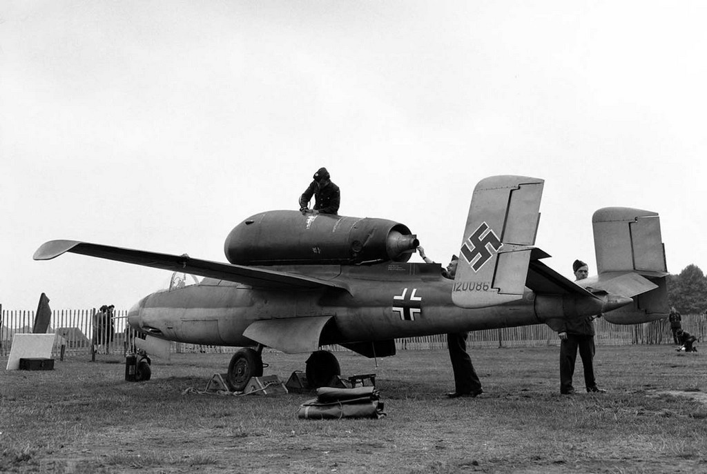 1945_09_14_germany_s_captured_new_and_experimental_aircraft_were_displayed_in_an_exhibition_in_london_he-162.jpg